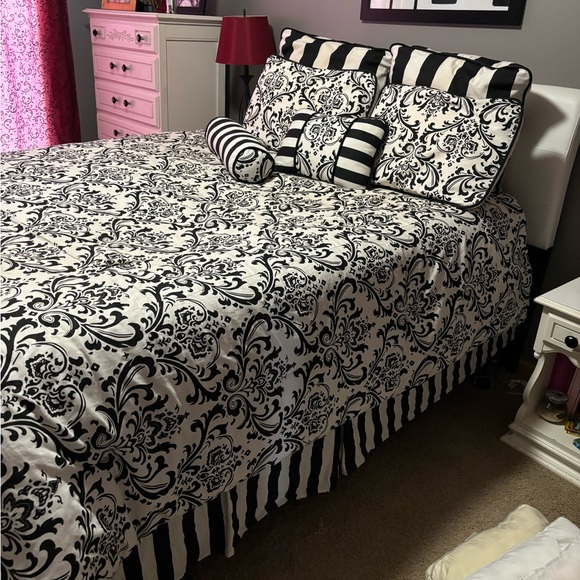 Adorable and good condition 8 piece queen damask and striped bedding set - Picture 2 of 2